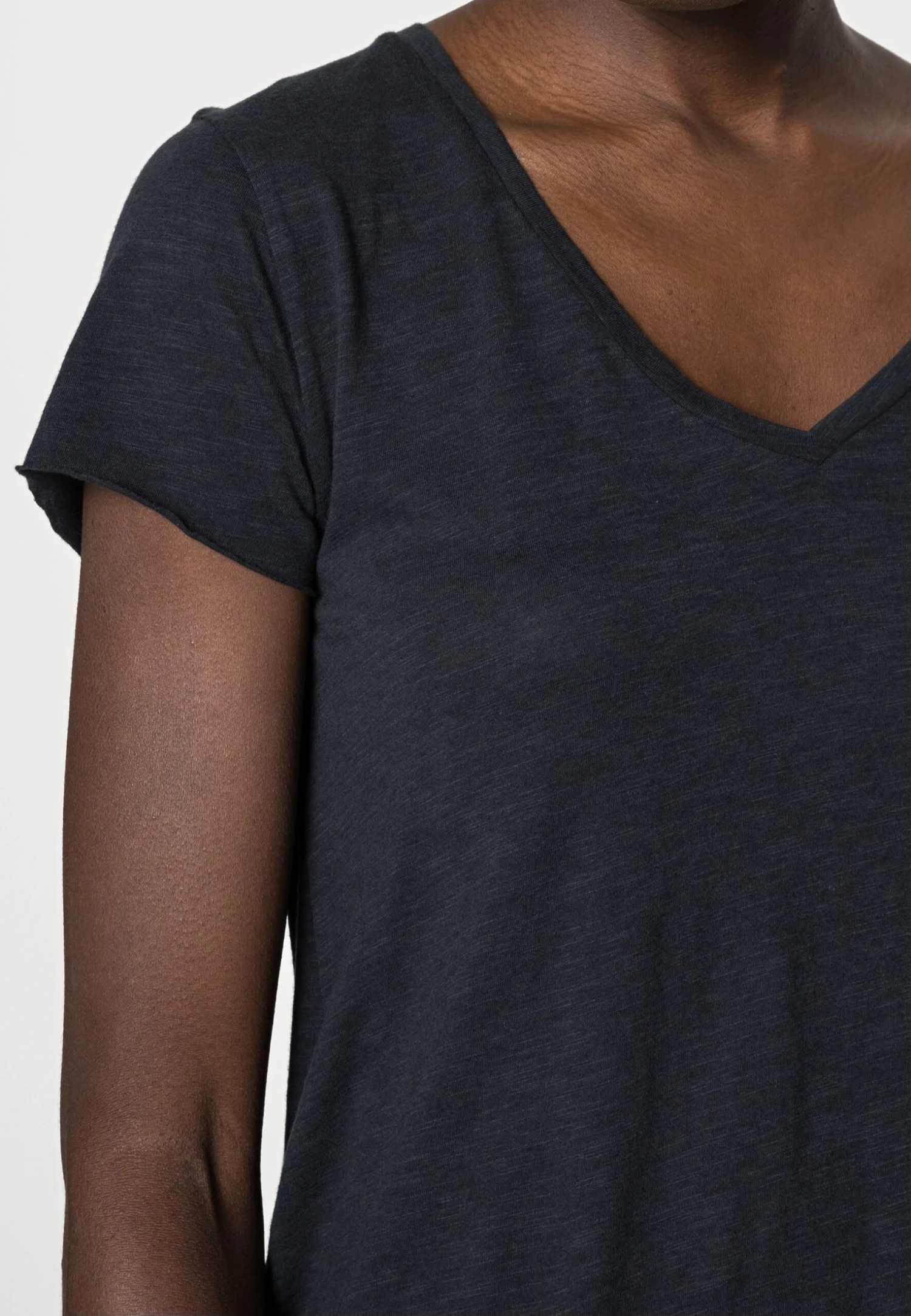 American Vintage Jacksonville V Neck TeeT-Shirt BasicNavy Donna T-shirt E Top AM221D06D-K12 7 American Vintage Jacksonville V Neck TeeT-Shirt BasicNavy Donna T-shirt E Top AM221D06D-K12 - immagine 5