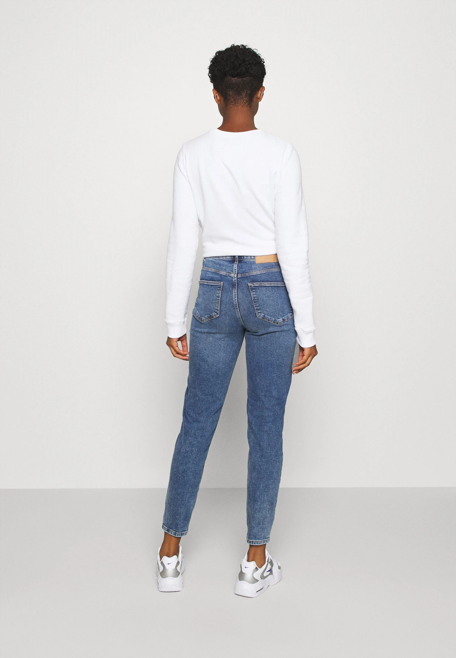 Pieces Pckesia Mom DestroyJeans BaggyMedium Blue Denim Donna Jeans PE321N0A3-K11 5 Pieces Pckesia Mom DestroyJeans BaggyMedium Blue Denim Donna Jeans PE321N0A3-K11 - immagine 3