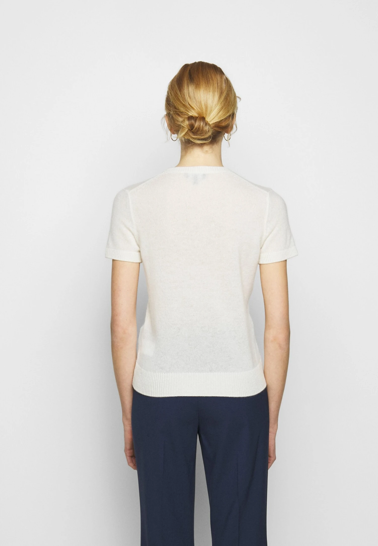 THEORY Basic Tee FeatherT-Shirt BasicIvory Donna T-shirt E Top T4021I00E-A11 5 THEORY Basic Tee FeatherT-Shirt BasicIvory Donna T-shirt E Top T4021I00E-A11 - immagine 3