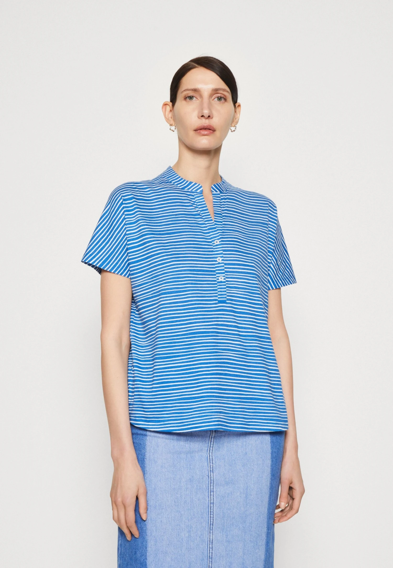Marc O'Polo Short Sleeve Placket At Front GatheringsT-Shirt Con StampaMulti/Summer Sky Donna T-shirt E Top MA321D1F6-K11 3 Marc O'Polo Short Sleeve Placket At Front GatheringsT-Shirt Con StampaMulti/Summer Sky Donna T-shirt E Top MA321D1F6-K11