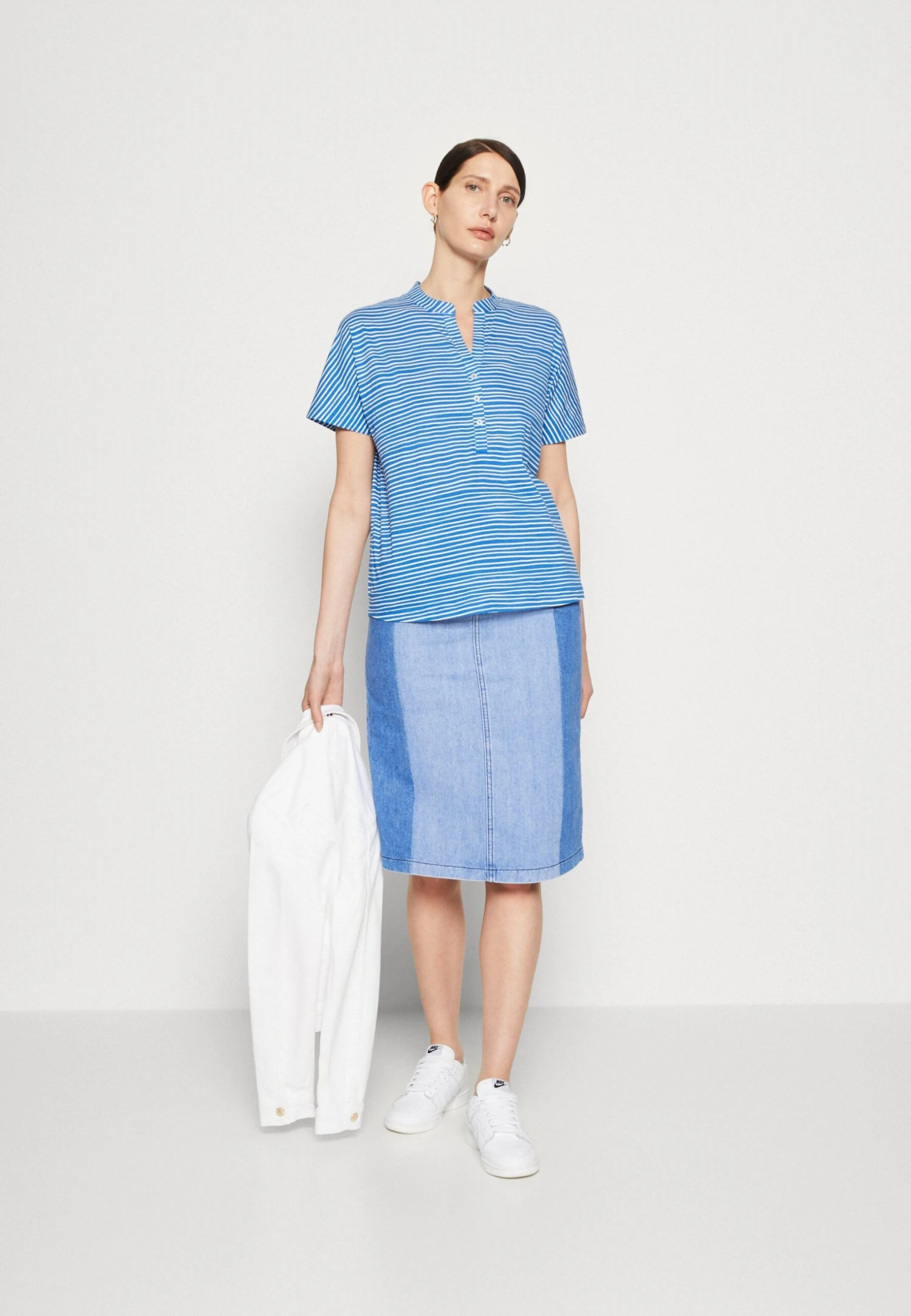 Marc O'Polo Short Sleeve Placket At Front GatheringsT-Shirt Con StampaMulti/Summer Sky Donna T-shirt E Top MA321D1F6-K11 4 Marc O'Polo Short Sleeve Placket At Front GatheringsT-Shirt Con StampaMulti/Summer Sky Donna T-shirt E Top MA321D1F6-K11 - immagine 2