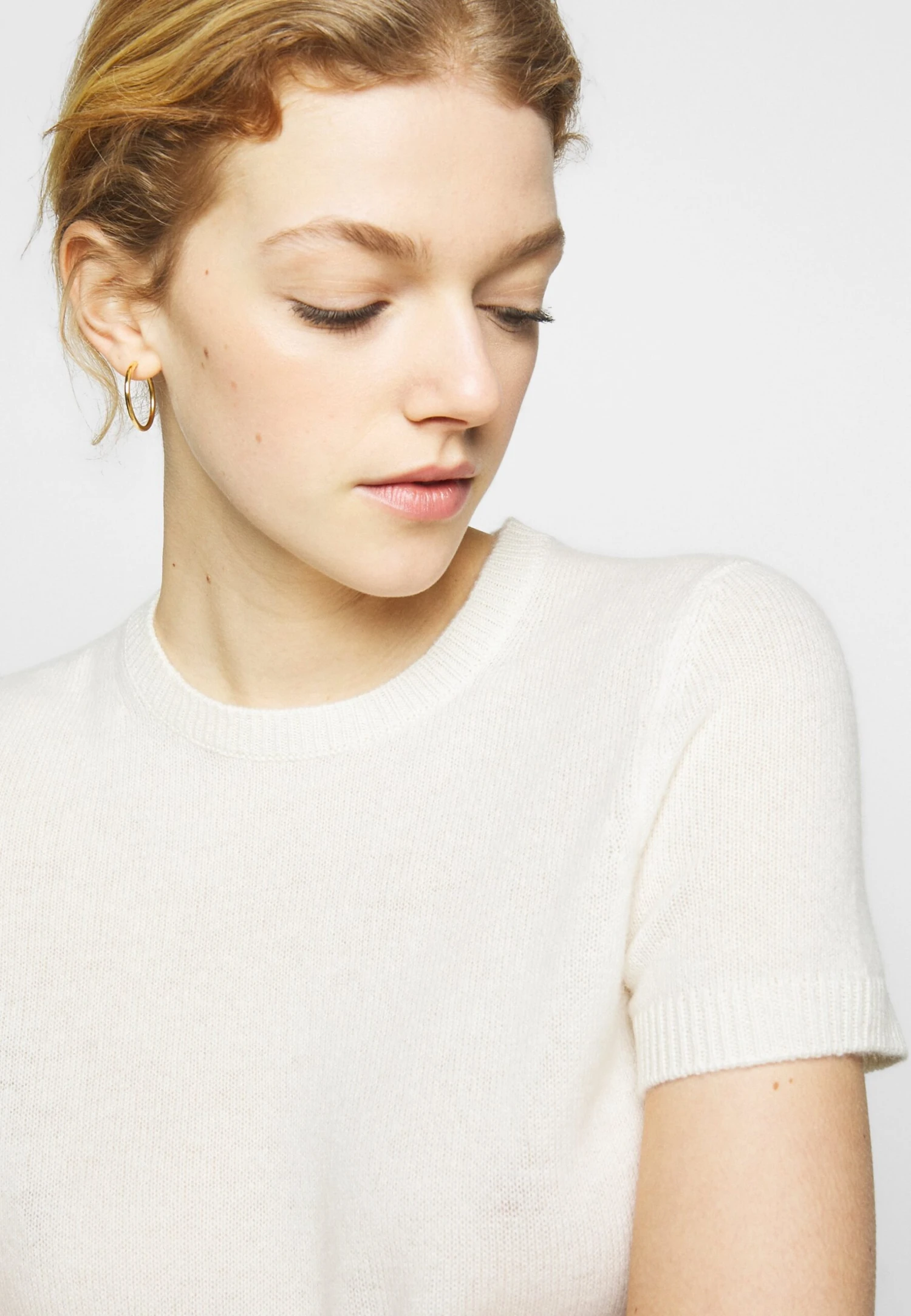 THEORY Basic Tee FeatherT-Shirt BasicIvory Donna T-shirt E Top T4021I00E-A11 6 THEORY Basic Tee FeatherT-Shirt BasicIvory Donna T-shirt E Top T4021I00E-A11 - immagine 4