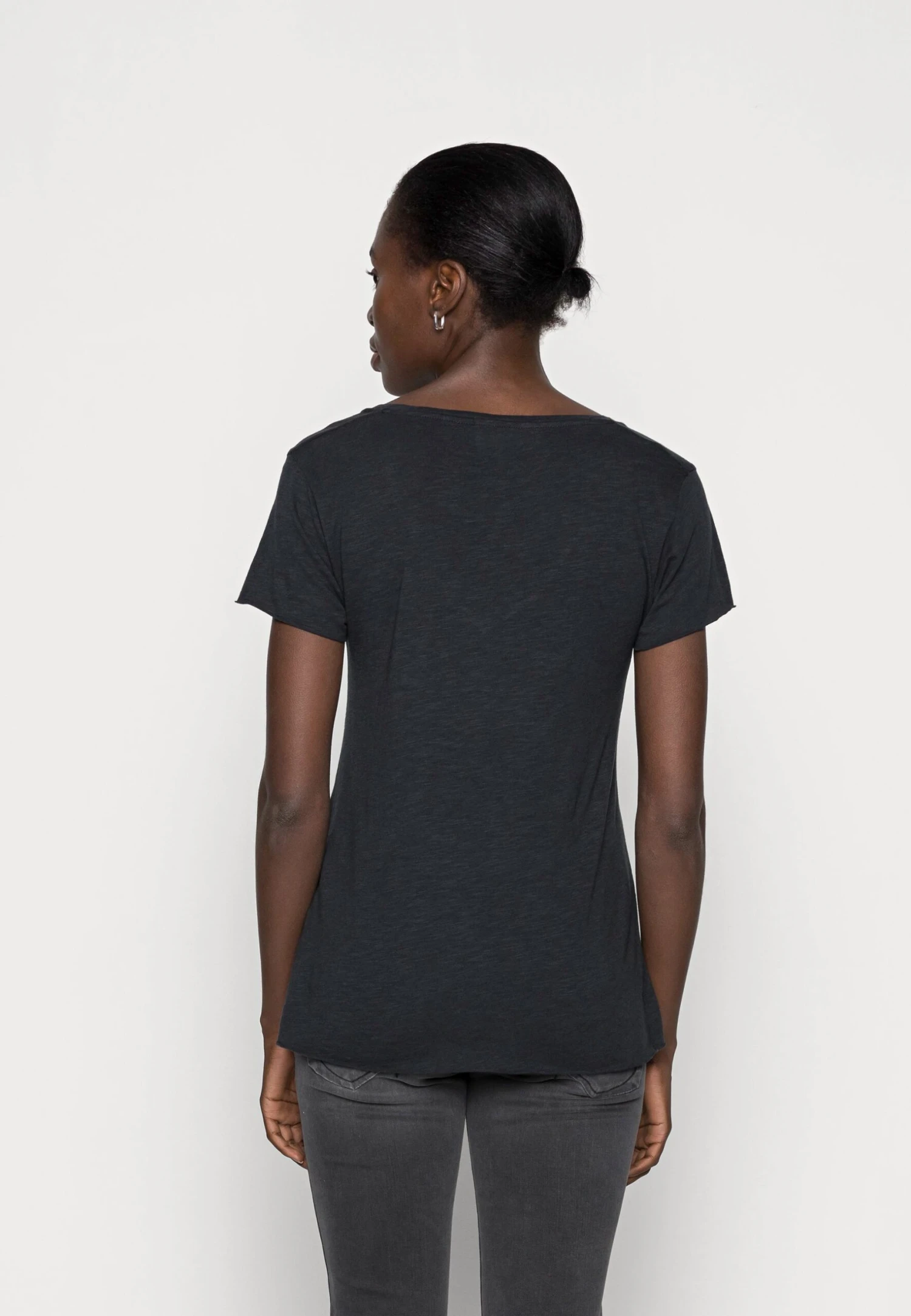 American Vintage Jacksonville V Neck TeeT-Shirt BasicNavy Donna T-shirt E Top AM221D06D-K12 5 American Vintage Jacksonville V Neck TeeT-Shirt BasicNavy Donna T-shirt E Top AM221D06D-K12 - immagine 3