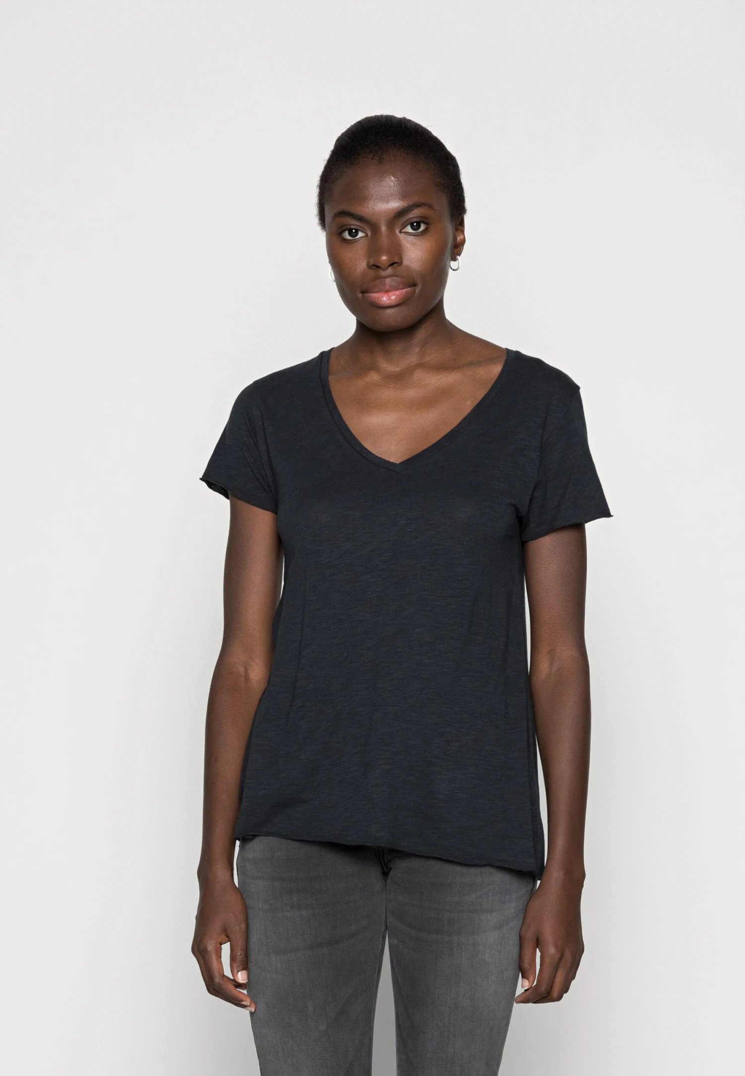 American Vintage Jacksonville V Neck TeeT-Shirt BasicNavy Donna T-shirt E Top AM221D06D-K12 3 American Vintage Jacksonville V Neck TeeT-Shirt BasicNavy Donna T-shirt E Top AM221D06D-K12