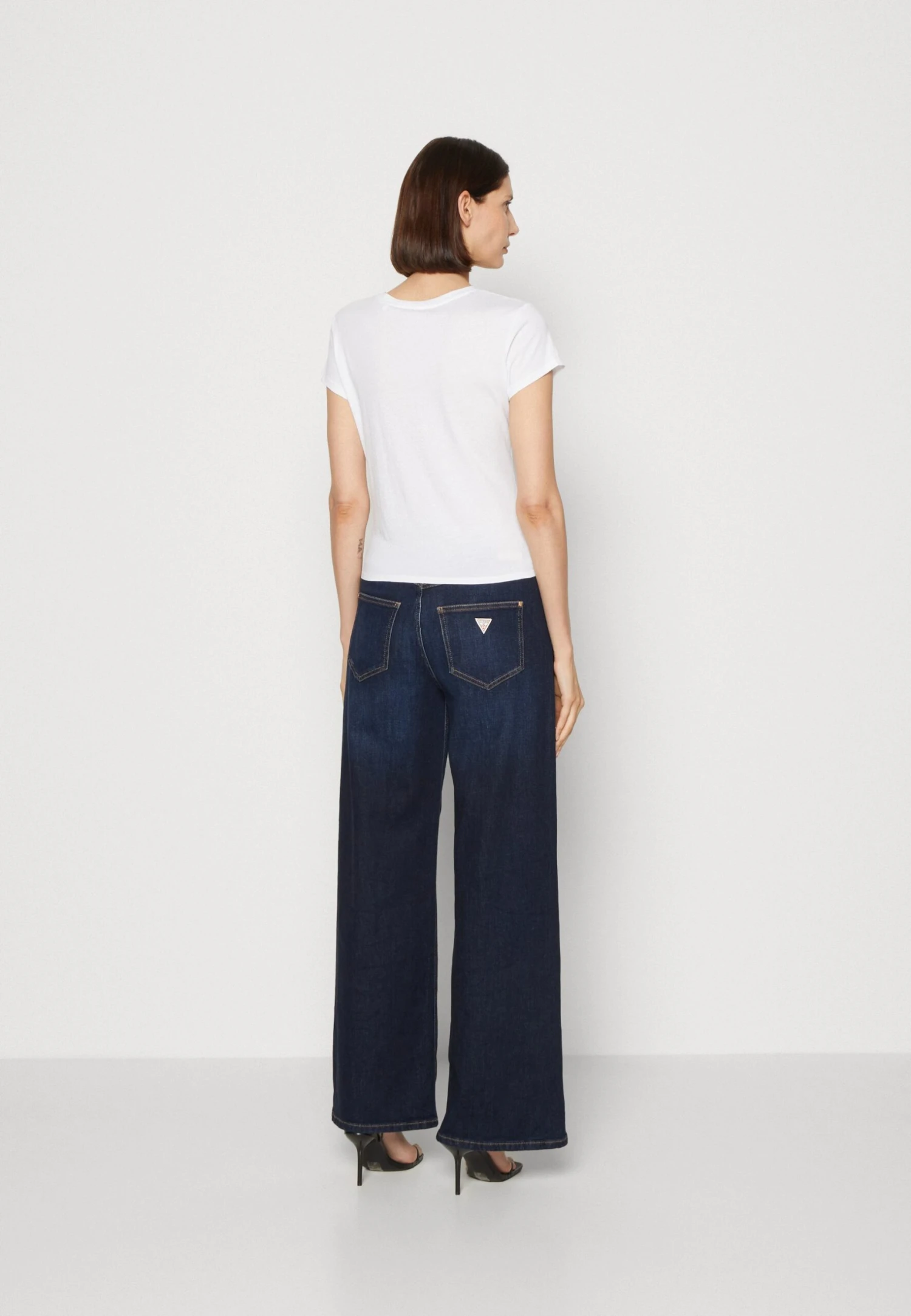 Guess Desert TeeT-Shirt Con StampaPure White Donna T-shirt E Top GU121D1KY-A11 5 Guess Desert TeeT-Shirt Con StampaPure White Donna T-shirt E Top GU121D1KY-A11 - immagine 3