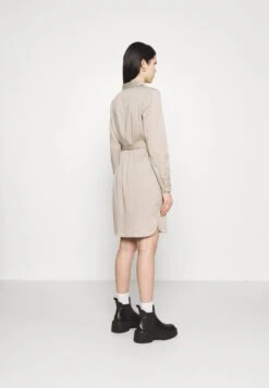 Vila Vibista Belt DressVestito Di JeansSimply Taupe Donna Vestiti V1021C1U0-B11 10 Vila Vibista Belt DressVestito Di JeansSimply Taupe Donna Vestiti V1021C1U0-B11 -Vendite ONLY 8d611c94c96e482dbf25ea504b93c6d8