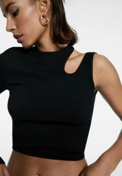 Stradivarius Asymmetric Seamless With Double Strap DetailMaglietta A Manica LungaBlack Donna T-shirt E Top STH21D1H9-Q11 -Vendite ONLY 94dea85462e24461aeda5229c3241040