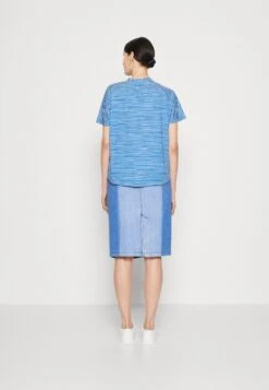 Marc O'Polo Short Sleeve Placket At Front GatheringsT-Shirt Con StampaMulti/Summer Sky Donna T-shirt E Top MA321D1F6-K11 10 Marc O'Polo Short Sleeve Placket At Front GatheringsT-Shirt Con StampaMulti/Summer Sky Donna T-shirt E Top MA321D1F6-K11 -Vendite ONLY 97bf3760143c4d2ebae609c2e0bfc10b