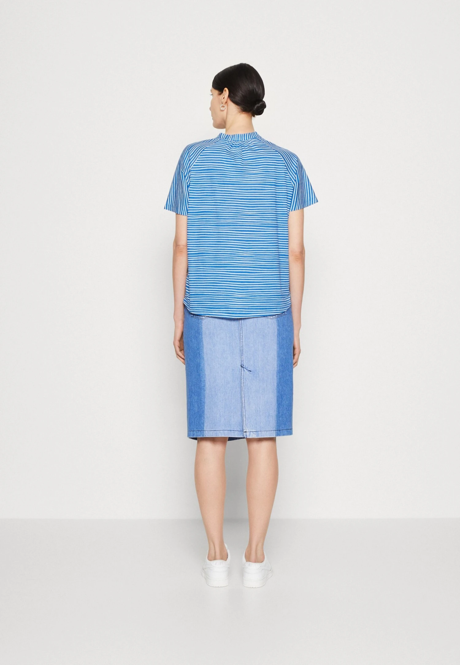 Marc O'Polo Short Sleeve Placket At Front GatheringsT-Shirt Con StampaMulti/Summer Sky Donna T-shirt E Top MA321D1F6-K11 5 Marc O'Polo Short Sleeve Placket At Front GatheringsT-Shirt Con StampaMulti/Summer Sky Donna T-shirt E Top MA321D1F6-K11 - immagine 3
