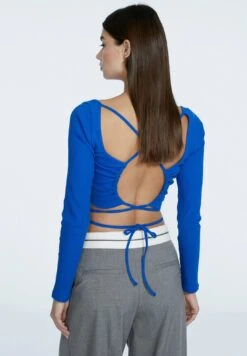 Stradivarius Mit Schnalle Am Rücken Maglietta A Manica LungaBlue Donna T-shirt E Top STH21D11V-K11 -Vendite ONLY a10c3c68b58140a6a4f7b44d3eaa01a0