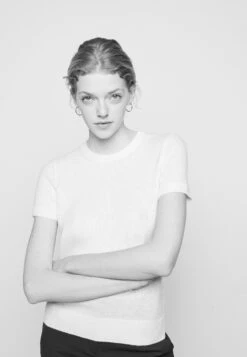 THEORY Basic Tee FeatherT-Shirt BasicIvory Donna T-shirt E Top T4021I00E-A11 19 THEORY Basic Tee FeatherT-Shirt BasicIvory Donna T-shirt E Top T4021I00E-A11 -Vendite ONLY a5158f7a0169428695203d301964dcf8