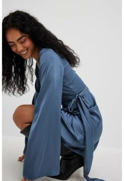 NA-KD Fliessendes Mit Bindegürtel - Vestito Estivo - Dusty Blue -Vendite ONLY a67107045e0b470194ce959937d4fdc3