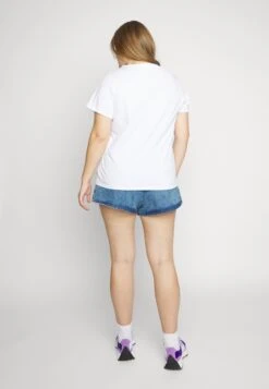 Levi's® Plus High Waisted MomShorts Di JeansAmazing Donna Jeans L0M21S00B-K11 13 Levi's® Plus High Waisted MomShorts Di JeansAmazing Donna Jeans L0M21S00B-K11 -Vendite ONLY bda82d306a254fce9b61a4e9c74464d1