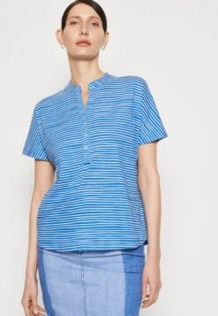 Marc O'Polo Short Sleeve Placket At Front GatheringsT-Shirt Con StampaMulti/Summer Sky Donna T-shirt E Top MA321D1F6-K11 11 Marc O'Polo Short Sleeve Placket At Front GatheringsT-Shirt Con StampaMulti/Summer Sky Donna T-shirt E Top MA321D1F6-K11 -Vendite ONLY c5e60da8480a44b498f64c629eef58fc