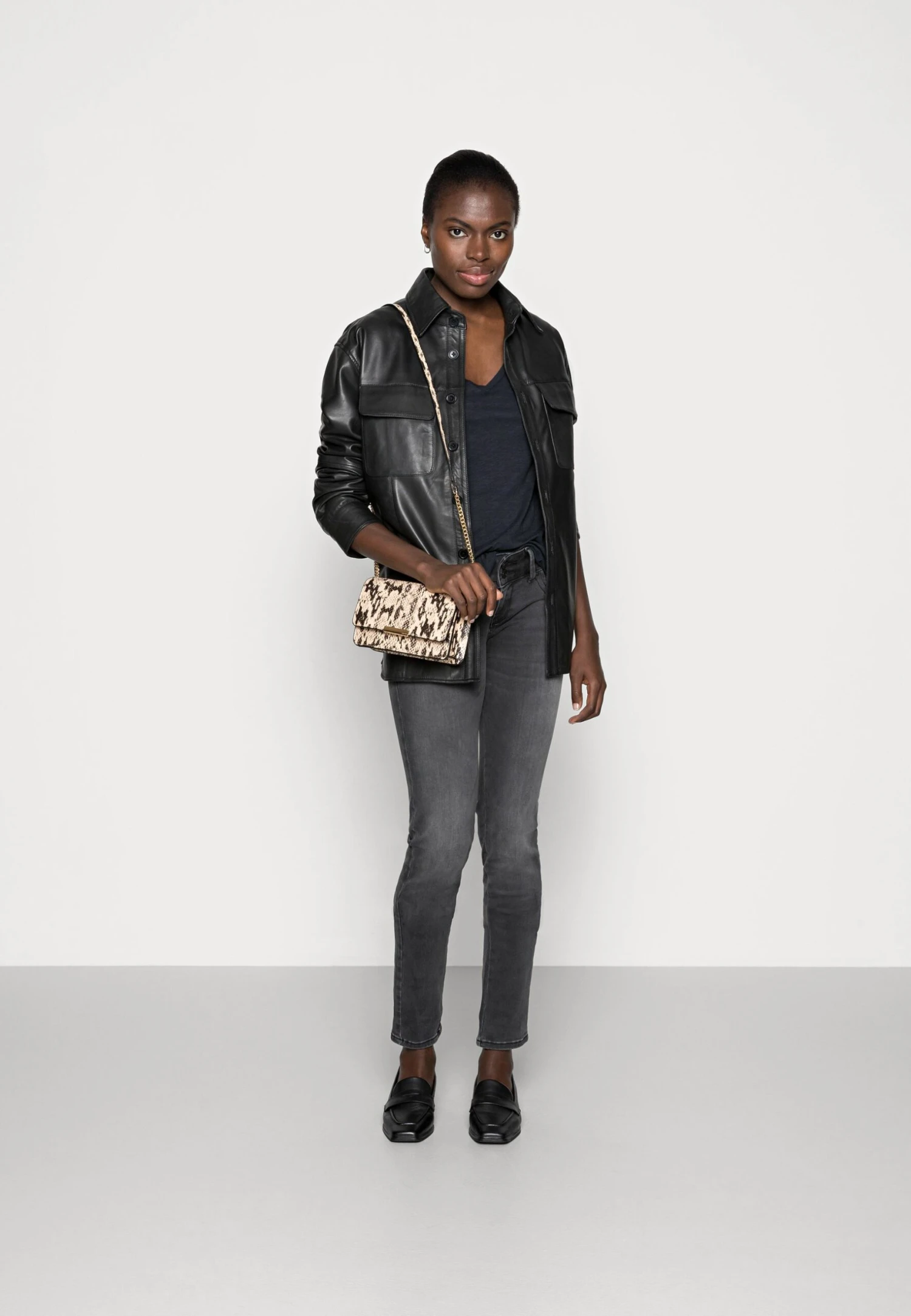 American Vintage Jacksonville V Neck TeeT-Shirt BasicNavy Donna T-shirt E Top AM221D06D-K12 4 American Vintage Jacksonville V Neck TeeT-Shirt BasicNavy Donna T-shirt E Top AM221D06D-K12 - immagine 2