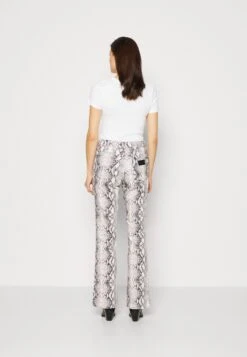 Wrangler Westward - Jeans A Zampa - Pink -Vendite ONLY c8756f3c2d13423ea68f72755d783f71