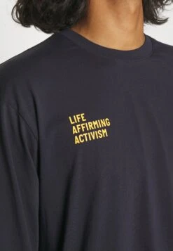 Libertine-Libertine Affirm UnisexMaglietta A Manica LungaDark Navy Donna T-shirt E Top LIQ210007-K11 10 Libertine-Libertine Affirm UnisexMaglietta A Manica LungaDark Navy Donna T-shirt E Top LIQ210007-K11 -Vendite ONLY d5f023e5c4674df6a0faead1c76eb85d