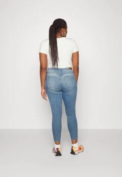 Vero Moda Curve Vmphia Jeans Curve NoosJeans Skinny FitLight Blue Denim Donna Jeans VEE21N08N-K11 -Vendite ONLY f1f8a59b1d8743d48265aa6bd9b31454